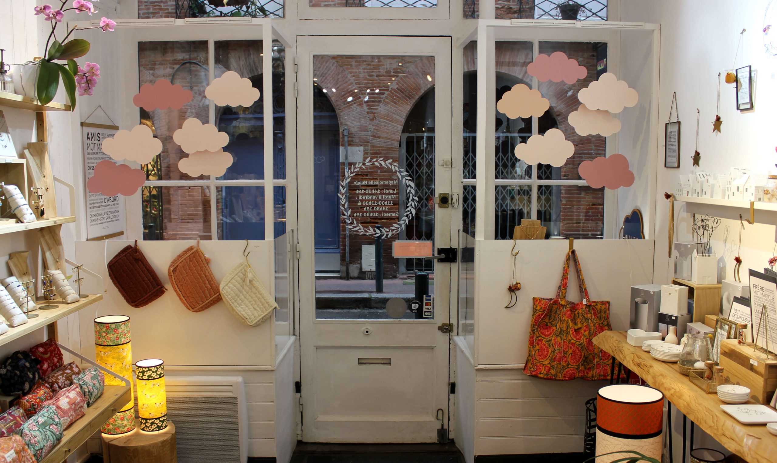 mademoiselle nuage papier découpé vitrine