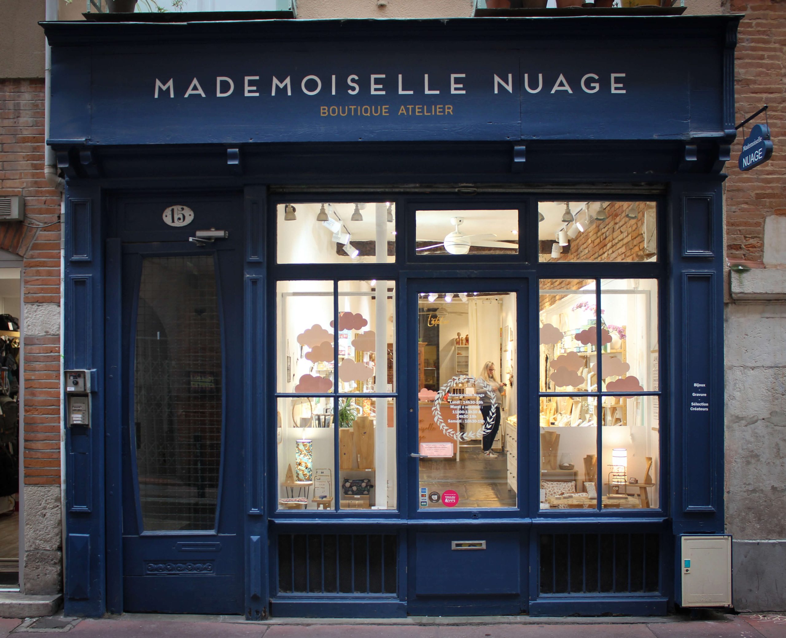 mademoiselle nuage papier découpé vitrine